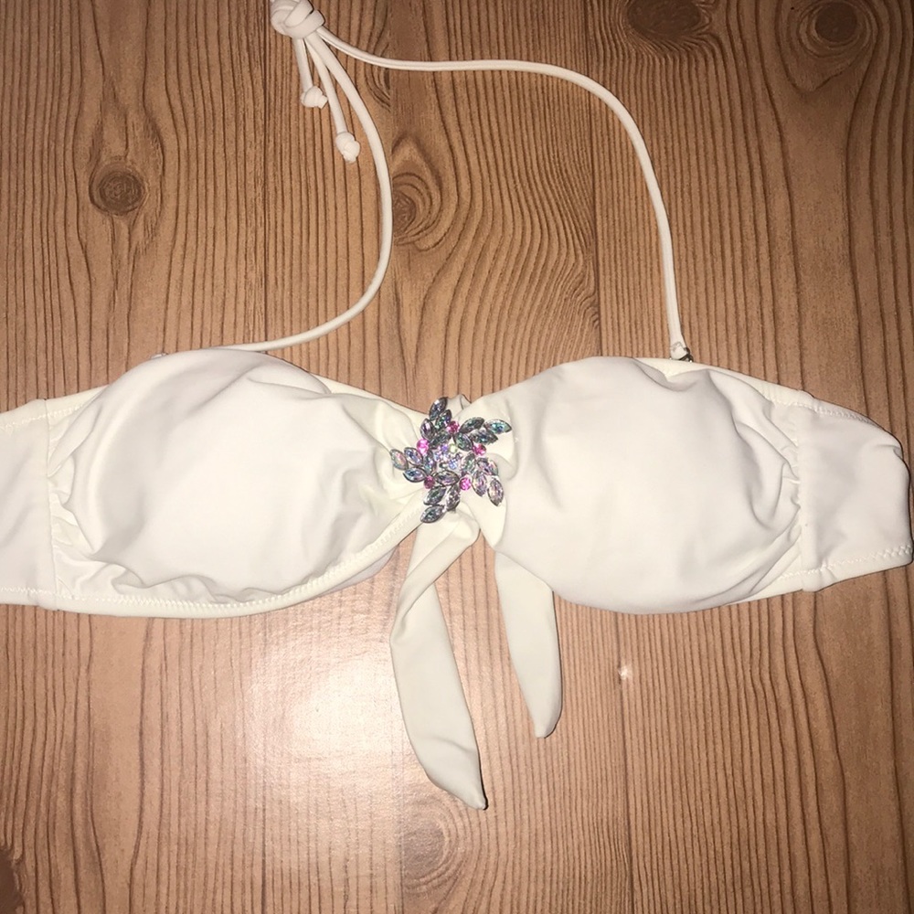 Bikini top with removable straps